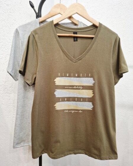 Remera cuello V especial Remember