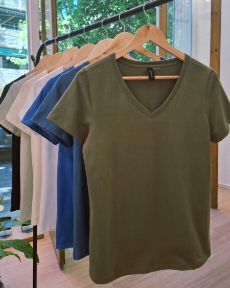 Remera clásica V lisa