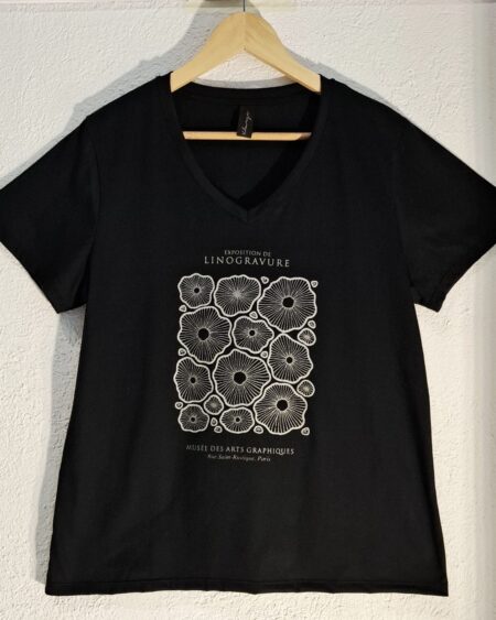 Remera Cuello V talle especial Exposición