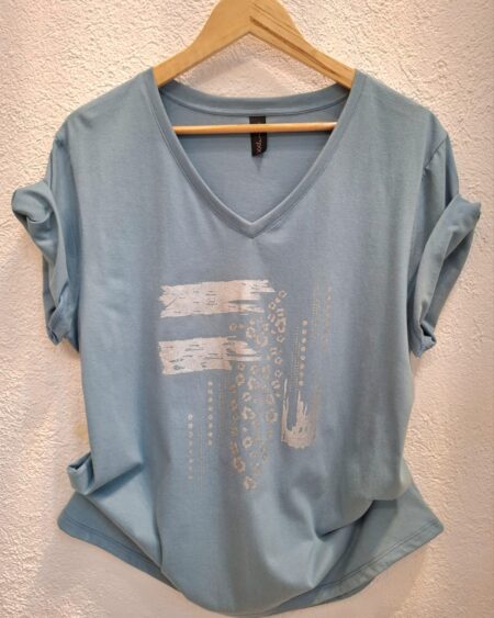 Remera cuello V animal print talle especial