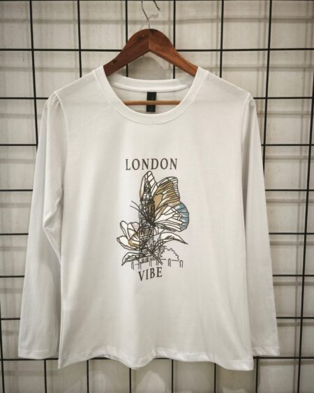 Remera clásica m/ larga London mariposa brillo