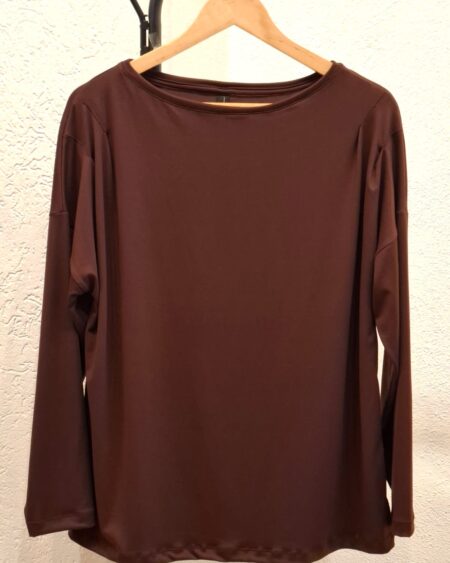 Remera modal cuello bote con pinza hombro
